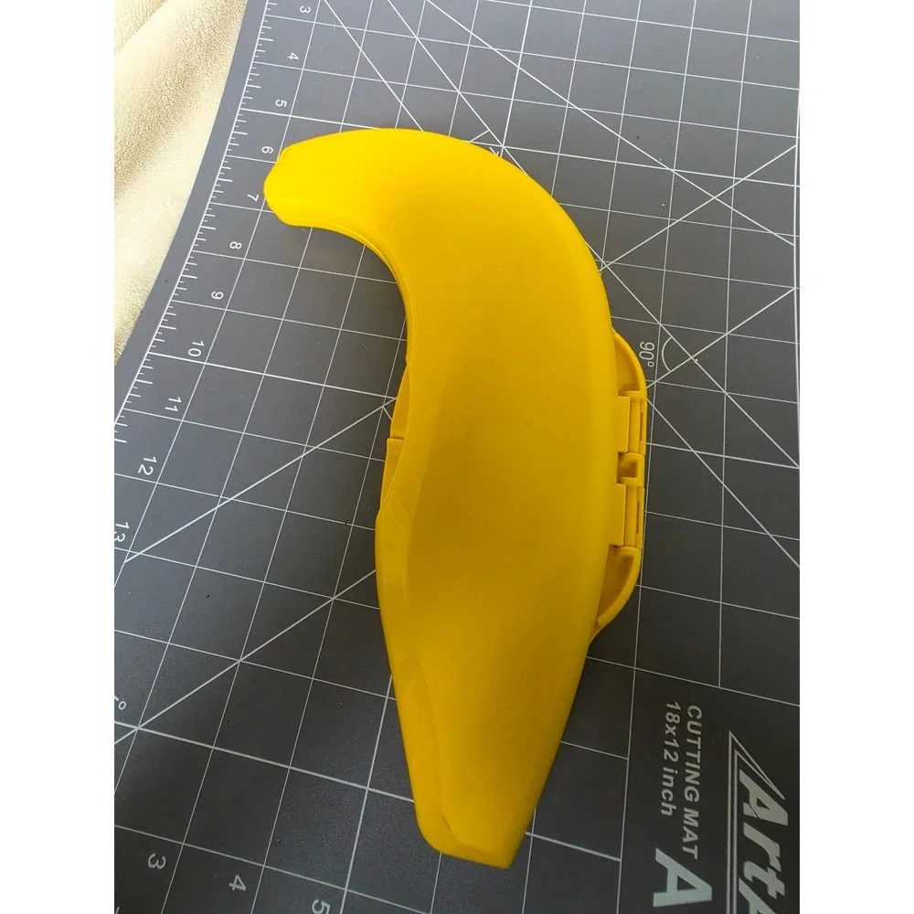 Tupperware Banana Keeper Yellow Plastic Hinged Lunch Box Fruit Protector Case